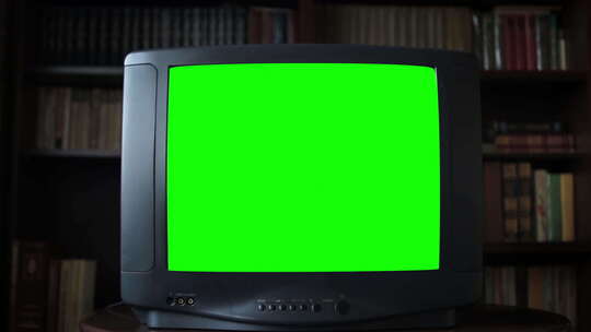 房间内有带绿屏的老式模拟电视视频素材模板下载