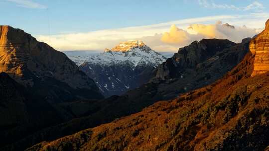 日照金山壮丽景观的自然风光