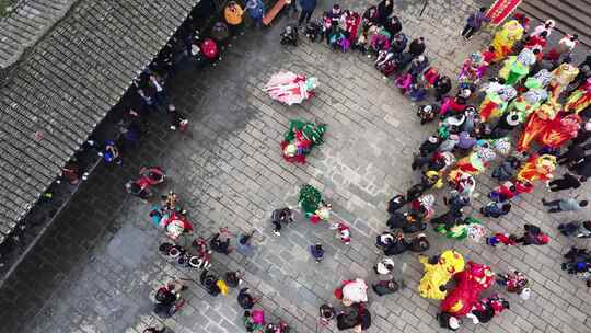 湖南湘西吉首市德夯苗寨春节新年舞狮航拍