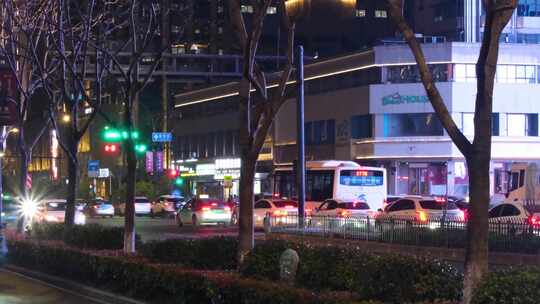 夜晚城市行人过马路汽车车辆车流人流夜景街