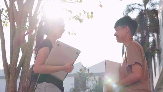 教育和学生。两个亚洲学生青少年在大学走道