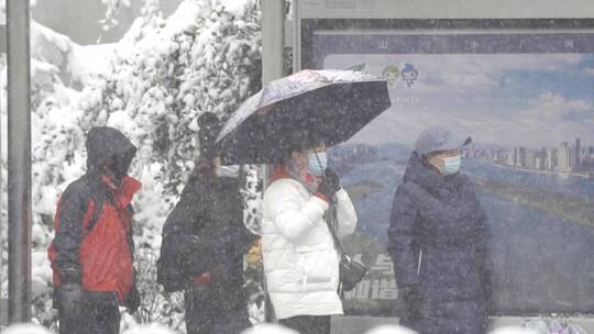 冰雪天气公交站等车的乘客视频素材模板下载
