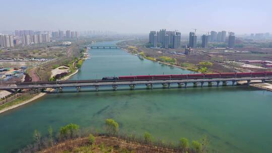 火车驶过河面上的铁路大桥