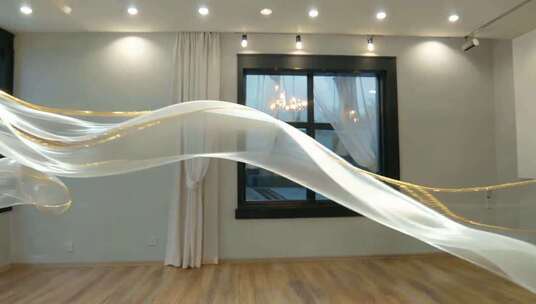 室内飘动的白色绸带