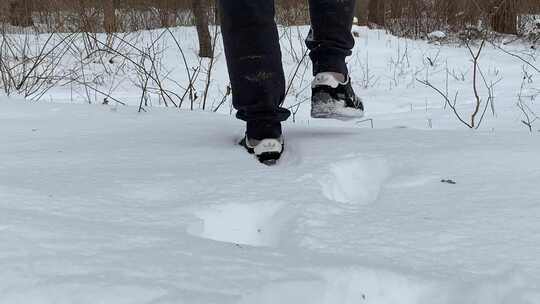 一个男人在雪地里行走的低角度照片