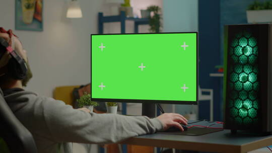 男人对着电脑的绿屏视频素材模板下载