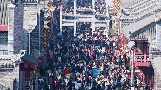 襄阳古城北街人流