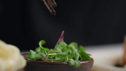 筷子夹取碗中蔬菜特写