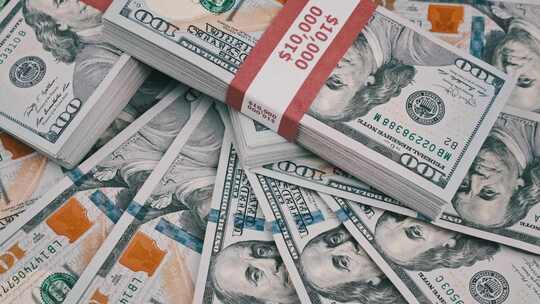美元捆在10000张美国钞票的钞票堆上旋转