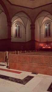 带大型木制祭坛的大教堂内部