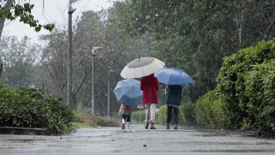 下雨时孩子们在街上蹦蹦跳跳