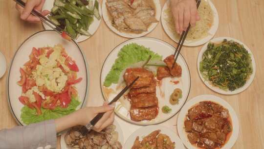 【4K】家人聚餐吃饭夹菜视频素材模板下载