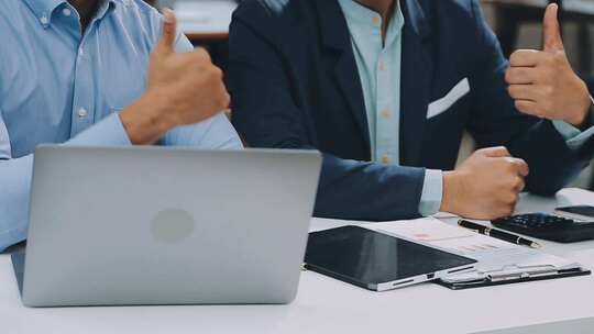 商务精英人士们正在激烈的讨论方案