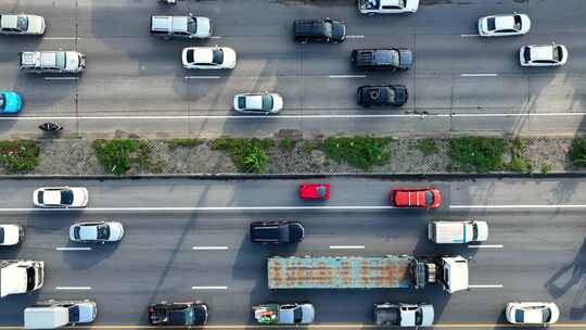 无人驾驶飞机捕捉高速公路道路交通堵塞。