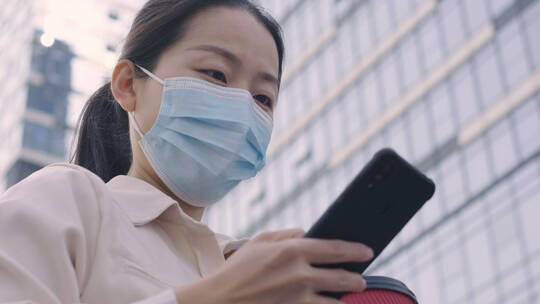 亚洲人中国女性戴口罩户外办公打电话玩手机