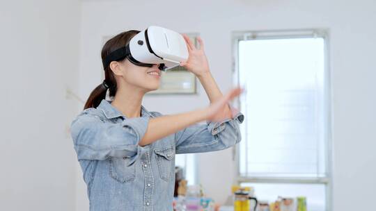 女人用虚拟现实设备观看