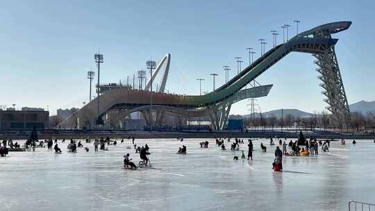 北京石景山首钢园群明湖 秀池滑冰场视频素材模板下载