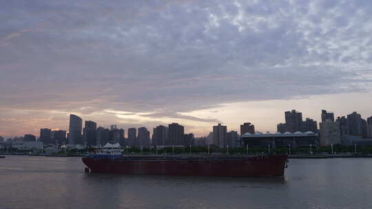 夕阳晚霞下的黄浦江上的船