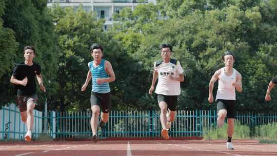 年轻人操场跑步场景大学短跑跑步运动会训练
