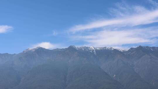 冬天苍山山顶上风起云涌云朵飘然可做宣传片