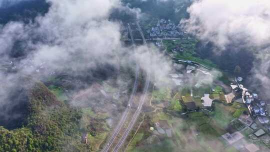 山间云雾缭绕的山村公路自然风景