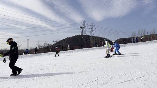 户外滑雪滑雪场滑雪运动滑雪的人视频素材模板下载