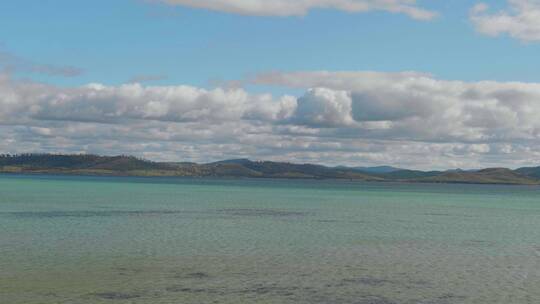 海边海洋滑翔伞海鸥散步游客孤独忧郁美景