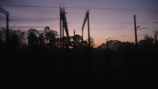 火车窗口看到的黄昏美景视频素材模板下载