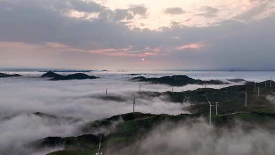 日落时分桂林高山上的云海和风力发电风车