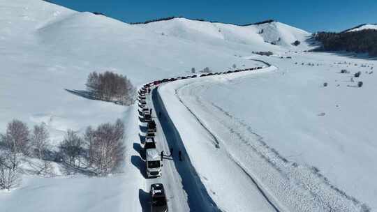 新疆冬季旅游 禾木冬天进村道路堵车