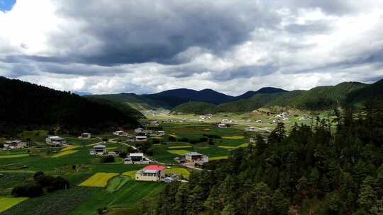 云南山中盆地建筑延时航拍