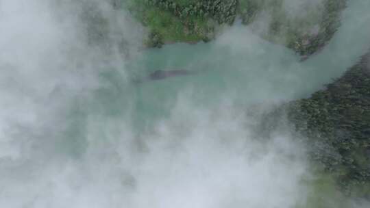 航拍夏季新疆喀纳斯月亮湾风景