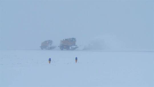 雪犁在冬天清理结冰的道路