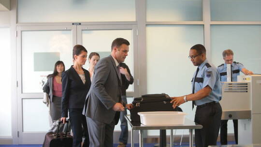 一群商人在机场过安检视频素材模板下载
