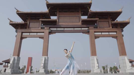 唯美美女公园跳民族舞跳舞舞蹈视频素材模板下载