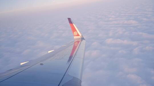 天空中从机舱内向外看飞机机翼