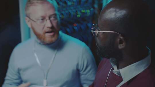 数据中心，服务器室，男人，说话