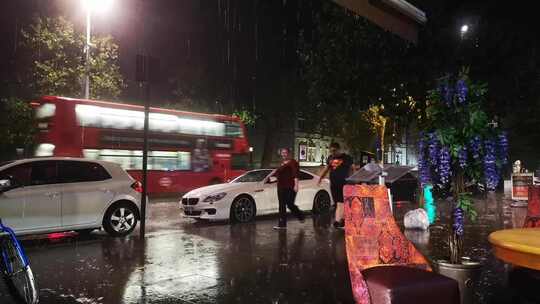 倾盆大雨倾盆而下