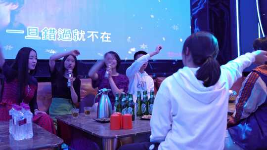 女孩学生在KTV唱歌喝酒