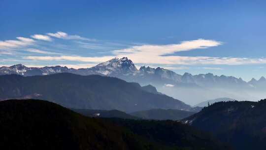 航拍美丽的云南哈巴雪山风光