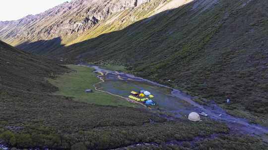 航拍攀登横断山脉乌库楚雪山的登山者大本营