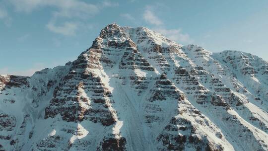 航拍的雪峰景观视频素材模板下载