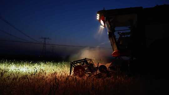 河南洛阳三夏麦收粮食丰收收割机昼夜作业