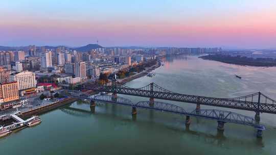 辽宁丹东鸭绿江大桥日出城市风光