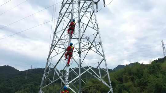 4K航拍电力工人高空作业高压电塔电力抢修