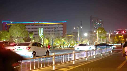 夜晚城市行人过马路汽车车辆车流人流夜景街