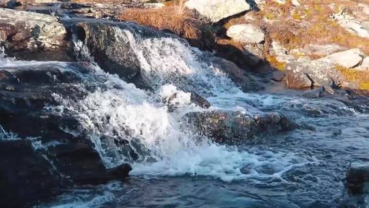 深秋高原群山溪水