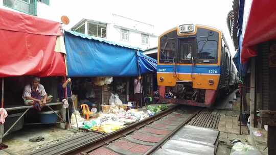 泰国曼谷美功铁路市场火车行驶而过