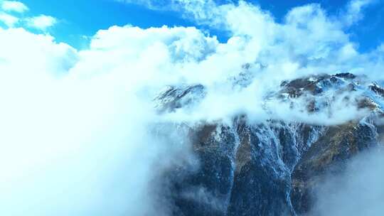 云雾缭绕的壮丽雪山景色