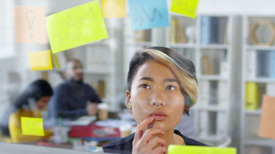 体贴的亚洲女人看着备忘录